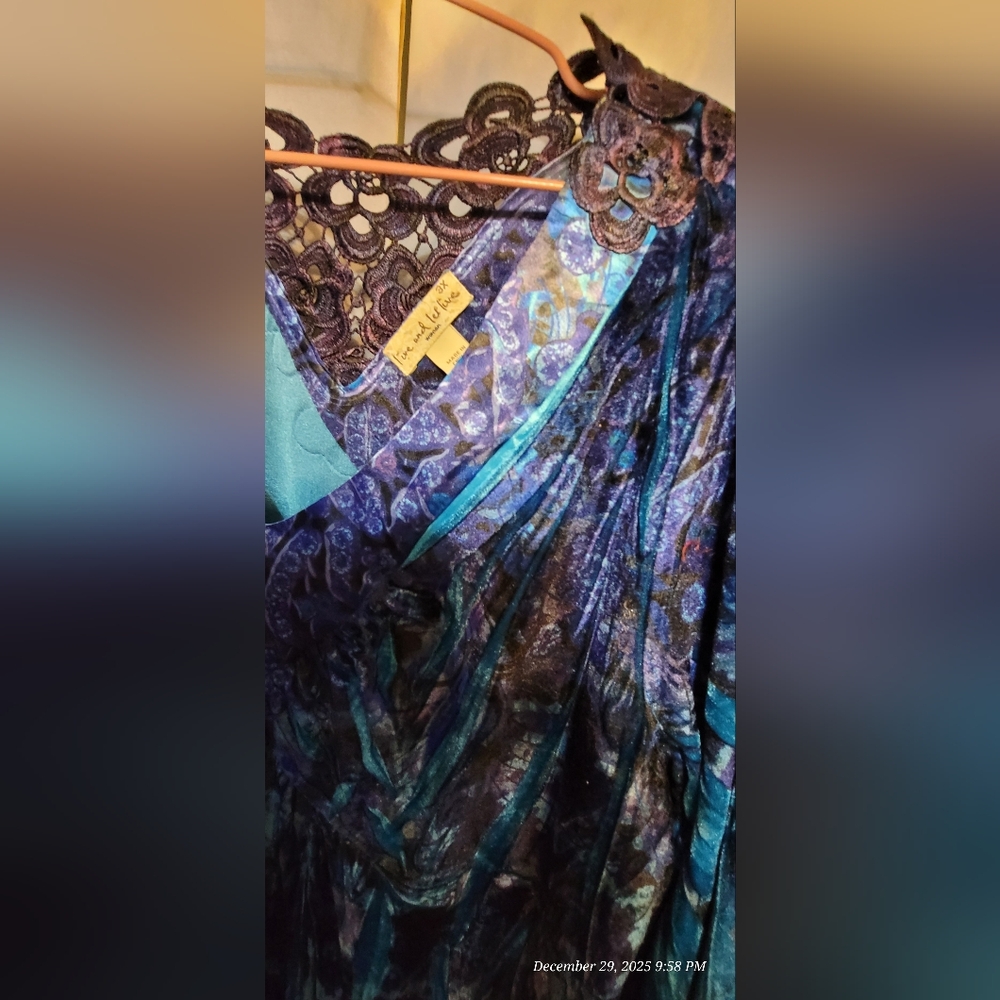 Live and Let Live Teal and Navy Velour Blouse with Lace Detail - Picture 5 of 7